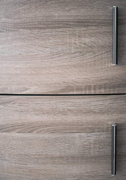 带把手的木制橱柜门可以关闭。铭文的空间图片下载