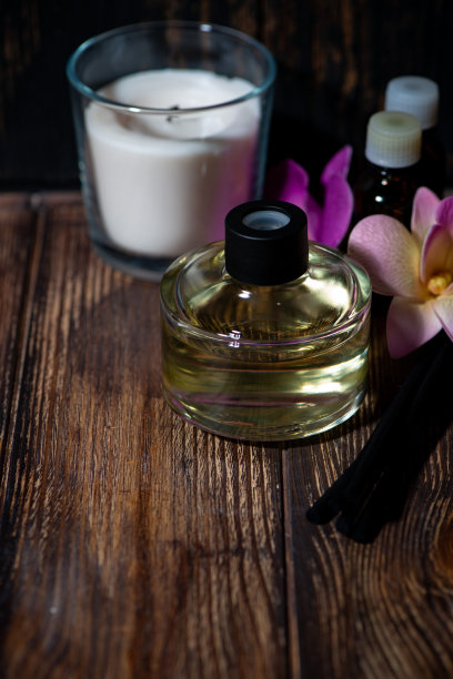 蜡烛，香气扩散器和藤棒，垂直俯瞰图片下载