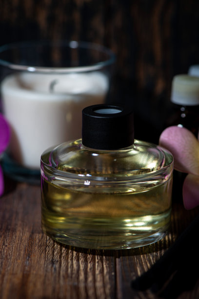 蜡烛，香气扩散器和藤棒，垂直特写图片下载