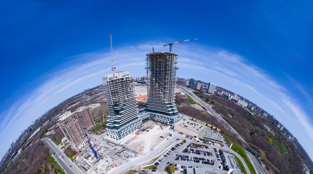 空无一人的建筑工地，用混凝土和钢筋做梁的未完工的高层建筑。公寓住宅的摩天大楼。房地产和住房短缺危机。图片下载