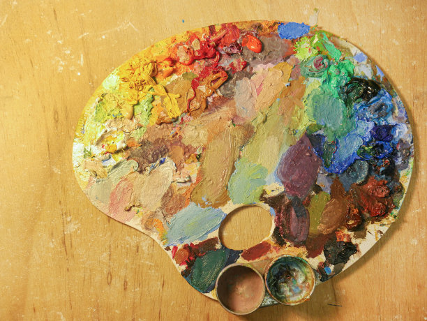 五颜六色的艺术家调色板充满丙烯颜料。图片下载