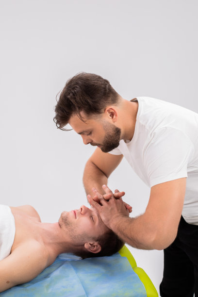 轻松的头部按摩，专业的按摩师以医疗诊所的理念为客户做健康的身体和皮肤水疗沙龙图片下载