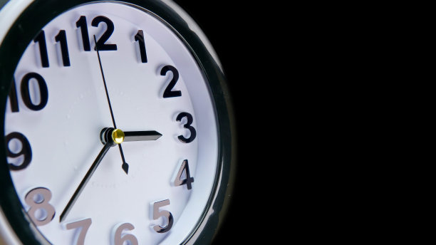 简单的时钟表盘特写。表业务计时器。广角镜头观看时间步行倒计时分钟。运行时间的概念。空间的文本。图片下载