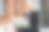 穆斯林女孩戴着无线耳机戴着头巾，在笔记本电脑上听着最喜欢的歌曲图片下载