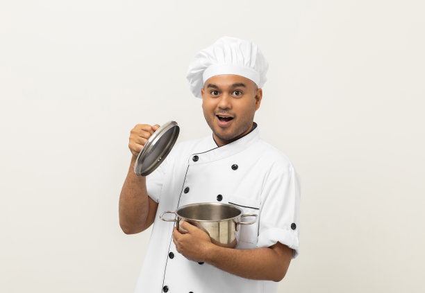 年轻的亚洲男子厨师在统一手持汤锅炊具在厨房烹饪的各种手势动作上孤立的背景。印度男子职业厨师餐厅和酒店。图片下载