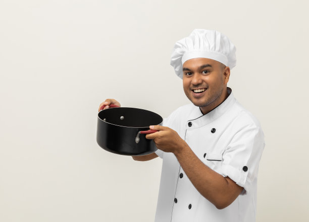 年轻的亚洲男子厨师在统一手持汤锅炊具在厨房烹饪的各种手势动作上孤立的背景。印度男子职业厨师餐厅和酒店。图片下载