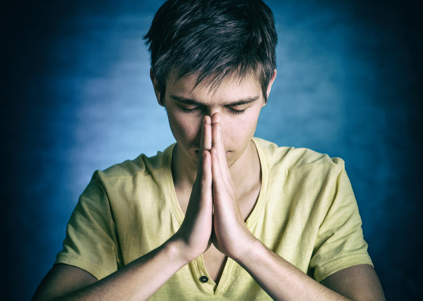 年轻人祈祷图片下载