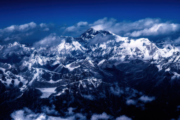 珠穆朗玛峰的航空摄影图片下载