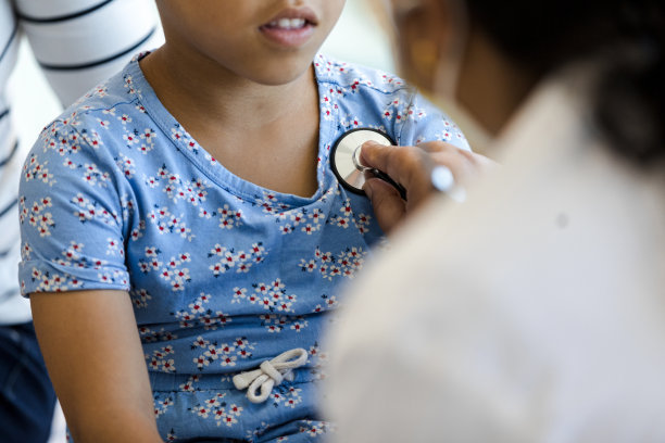 面目全非的女孩耐心地等待着面目全非的医生使用听诊器图片下载