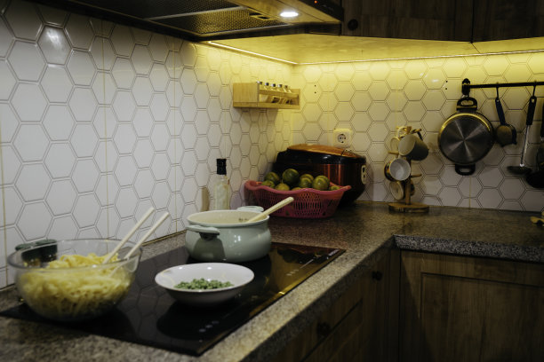 厨房内部，柜台上有食物图片下载