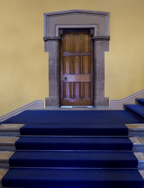 楼梯通向一扇木门图片下载