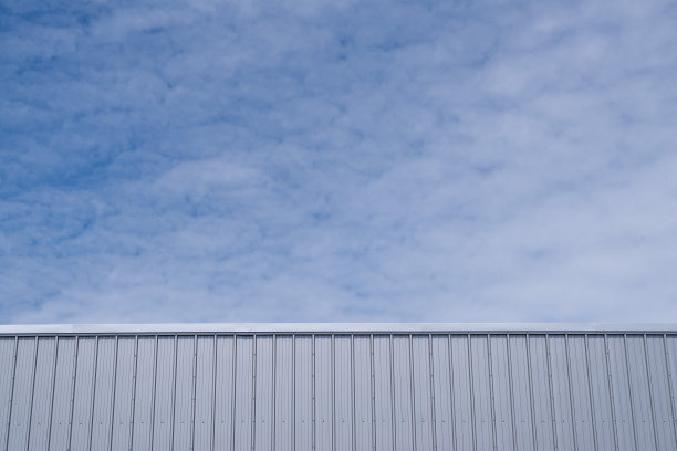 工业仓库的波纹外墙和屋檐图片下载