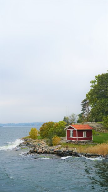 瑞典斯德哥尔摩群岛的红木屋图片下载