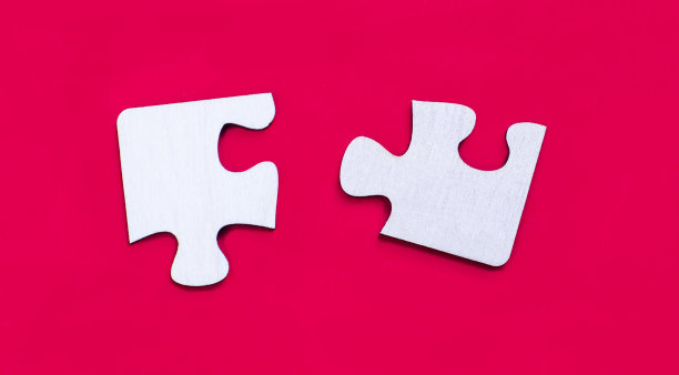 明亮的红色背景上是两个白色的空谜题。从以上观点。本空间图片下载