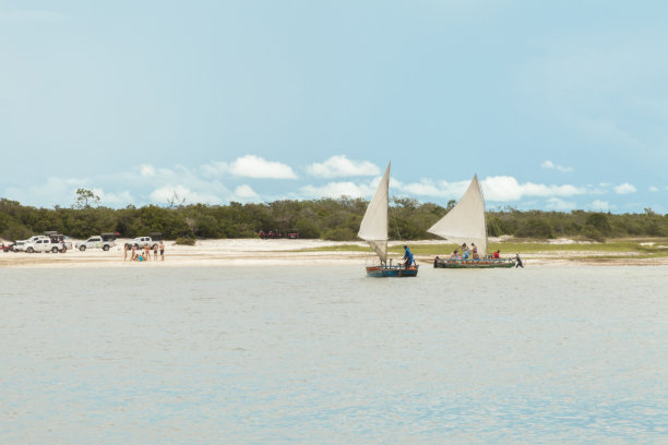 在炎热的夏天，在海滩边闲逛。图片下载