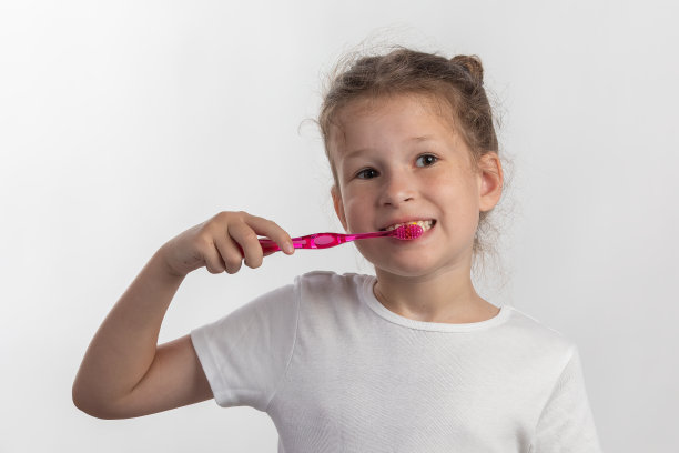 可爱的小女孩在刷牙的儿童卫生概念-白色背景图片下载