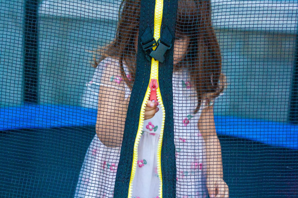 一个孩子拉上蹦床的拉链图片下载