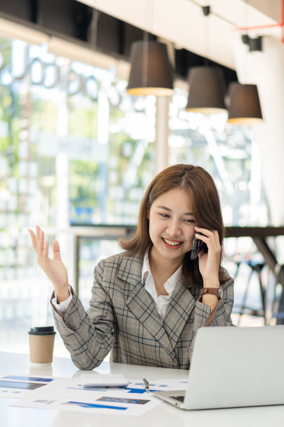 漂亮的女孩在桌面启动，商业，亚洲，女人，在线，中小企业，电话营销，垂直照片。图片下载