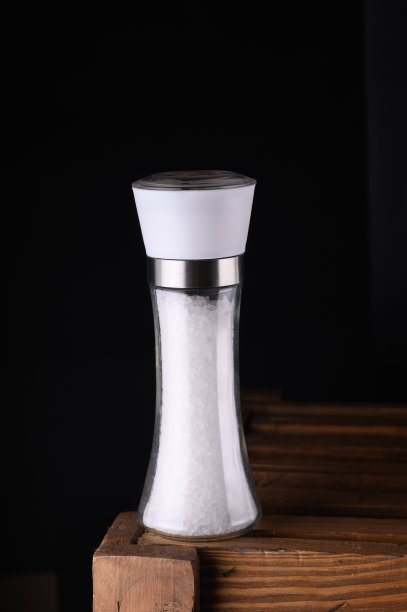 黑色背景的海盐图片下载