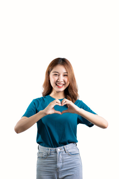 一个亚洲女人的肖像微笑和伸出她的手与手势呈现的东西，孤立的复制空间在白色背景。图片下载