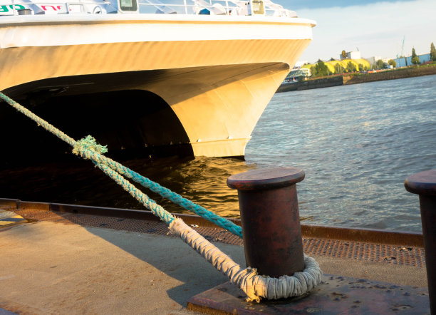 码头上系有锚绳的大型海船系缆桩图片下载