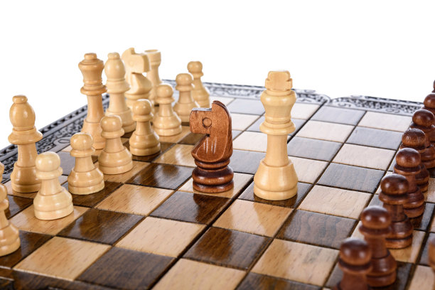 米色棕色木制象棋不同的棋子人物站在棋盘上。特写游戏概念竞赛，经典竞赛。图片下载