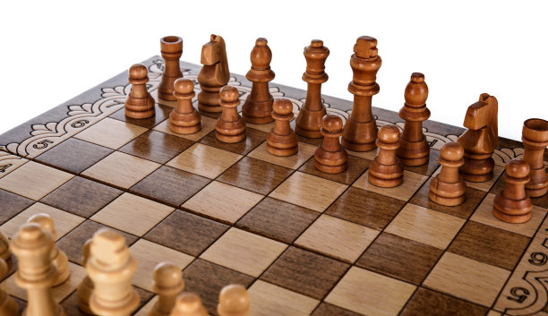 米色棕色木制象棋不同的棋子人物站在棋盘上。特写游戏概念竞赛，经典竞赛。图片下载