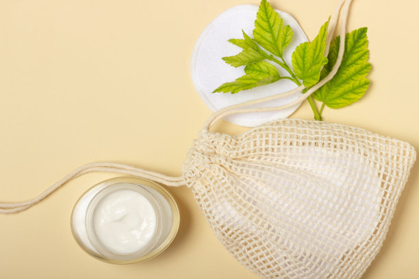 可重复使用的化妆卸妆棉垫在布袋在米色背景。生态观念与自觉消费。可重用的棉花垫图片下载