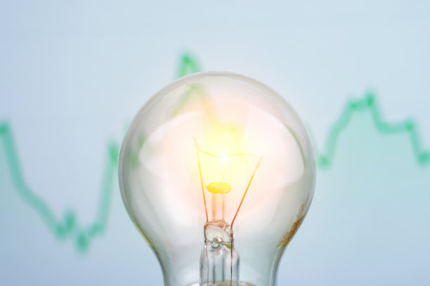 经典白炽灯泡模糊背景抽象色调的股票图，选择性聚焦图片下载