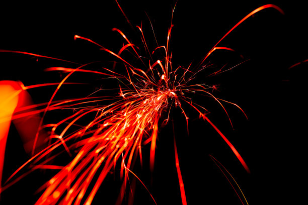 黑暗中的火花。线的光。图片下载