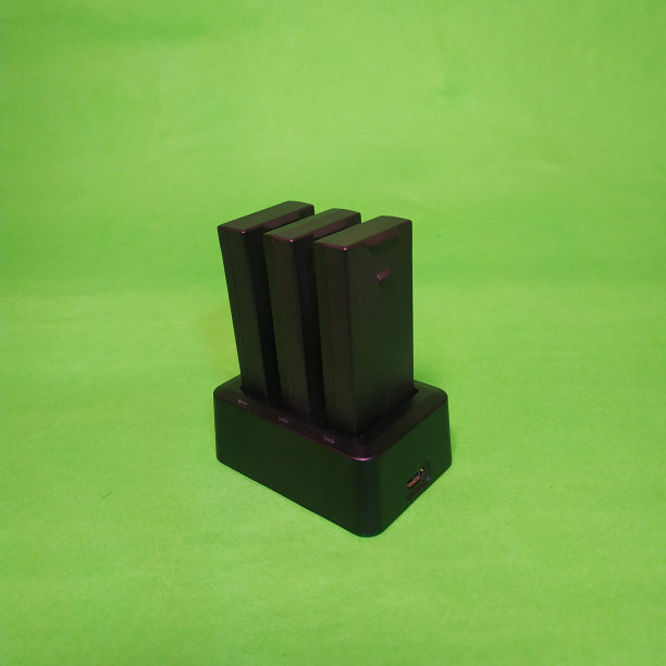 充电中心的无人机电池图片下载