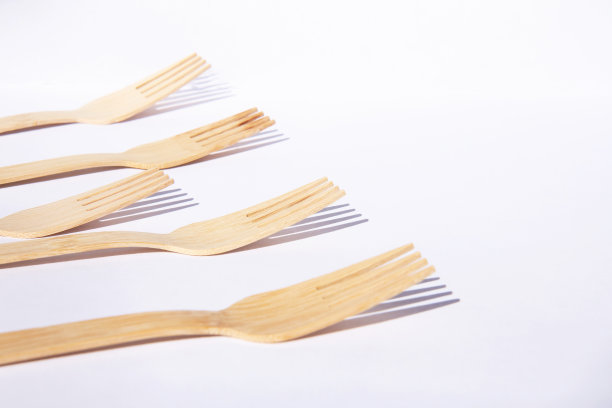 木质竹制餐具，白色底色图片下载