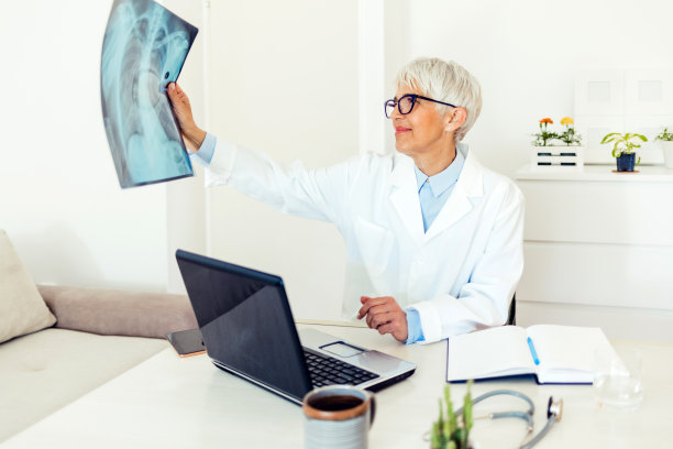 她注意到一些……图片下载