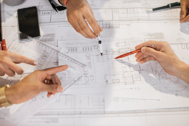 近距离观察建筑师、工程师和设计师坐在一起分析蓝图。图片下载