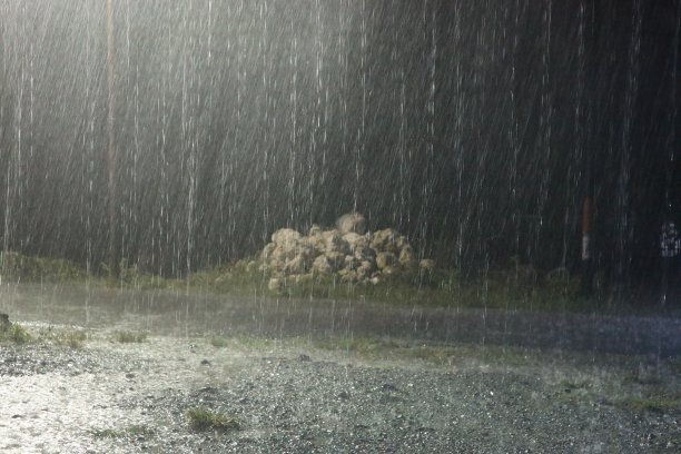晚上下雨。下雨的黑色背景照片图片下载