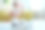 自信的年轻女子在运动服装喝水图片下载