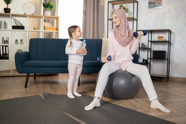 快乐的穆斯林家庭早上在家里做运动。图片下载