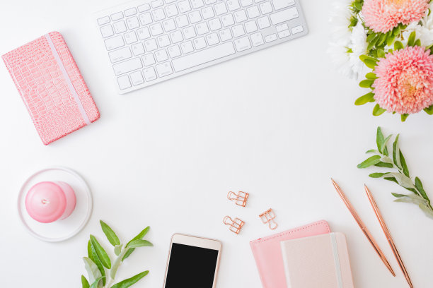 平板家庭办公桌面，智能手机，笔记本电脑，花瓶里的花，办公用品在一个浅色的背景上。带复制空间的俯视图横幅背景图片下载