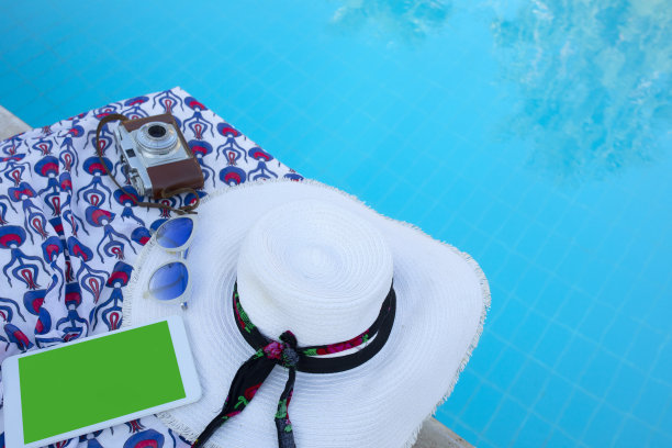 游泳池的帽子和太阳镜配件图片下载