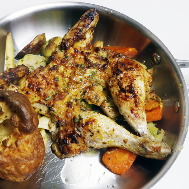 金属盘中烤制的带蔬菜小鸡图片下载