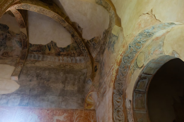 圣波德利奥·德贝兰加修道院的内部，还有一些古代壁画的遗迹图片下载