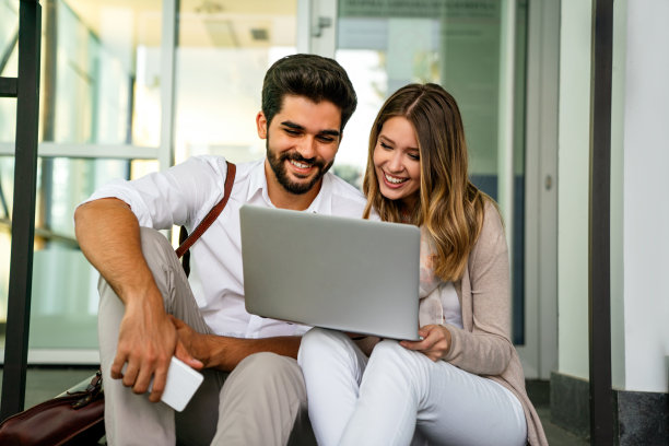 用数字设备一起工作、学习的年轻人。商业教育技术理念图片下载