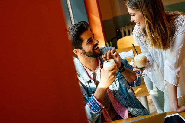 一对浪漫的情侣在咖啡馆喝着咖啡，享受着在一起的时光图片下载