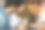 漂亮的年轻夫妇坐在咖啡馆里，玩平板电脑。学生们在咖啡馆休息。图片下载