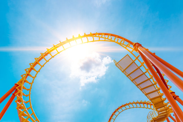 过山车轨道直冲云霄，滚，弯，扭，刺激的机器，有趣的人在主题公园。图片下载