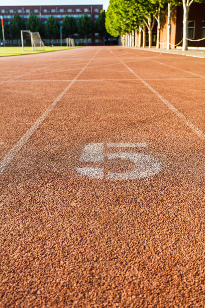 学校的运动场地图上有一条跑道，5号跑道图片下载