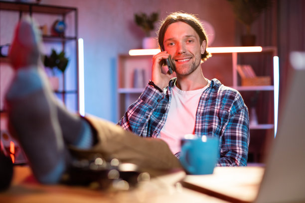 一名喜出望外的白人男子看着笔记本电脑屏幕，做着情绪激动的手势。图片下载