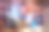 一名喜出望外的白人男子看着笔记本电脑屏幕，做着情绪激动的手势。图片下载