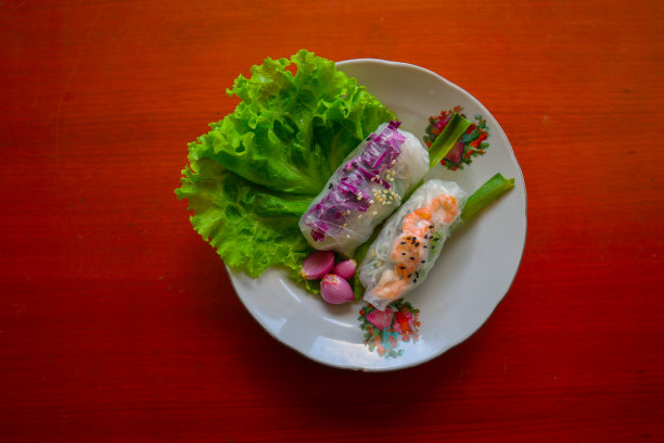 “Goi cuon是越南传统的春卷(越南食物)，由肉、虾、蔬菜、粉丝制成，用米纸包裹或bánh tráng。配酱”图片下载