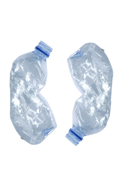 一组塑料水瓶，白色背景隔离图片下载